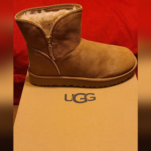 Women UGG Mini Florence Boots - Picture 2 of 6